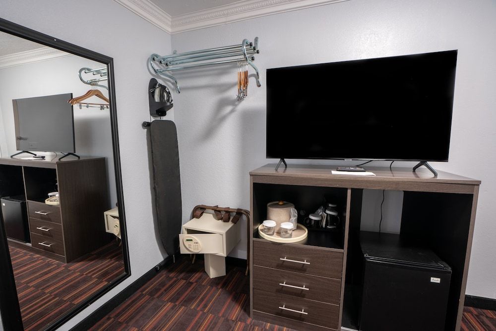 Hyannis Plaza Hotel Princess Junior Suite 4