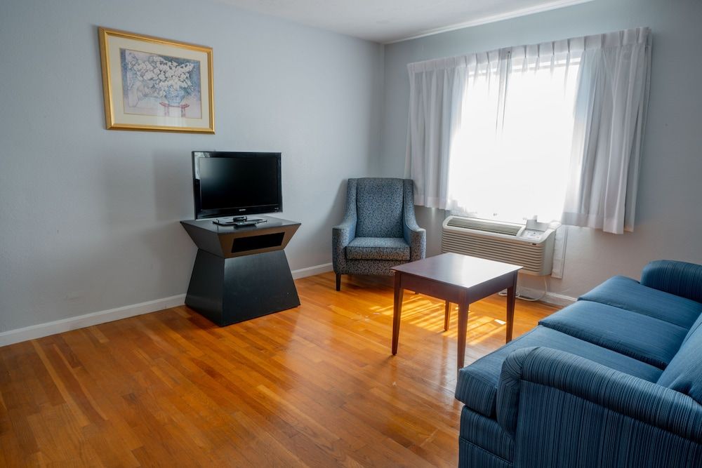 Hyannis Plaza Hotel Family Suite 3