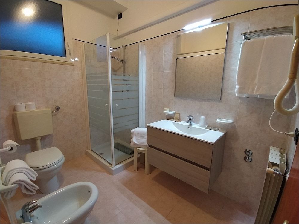 Hotel Monica Quadruple Room 2