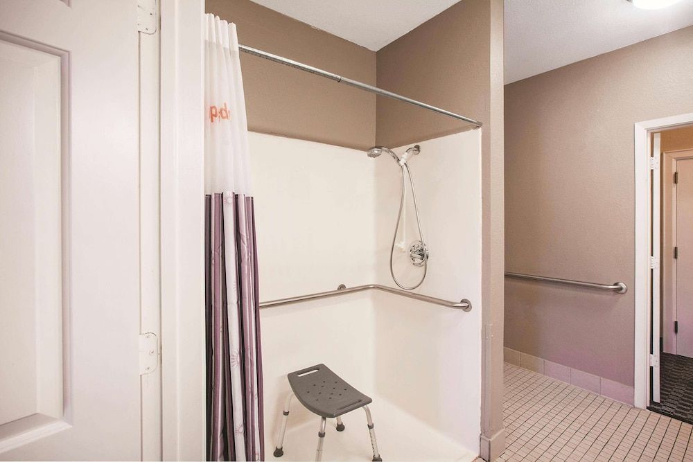 Deluxe Room, 1 King Bed, Accessible (Mobility/Hearing Impaired Accessible)