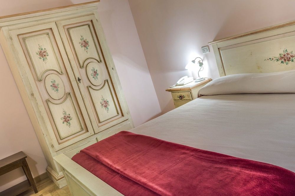 La Castellaia Resort Double Room 9