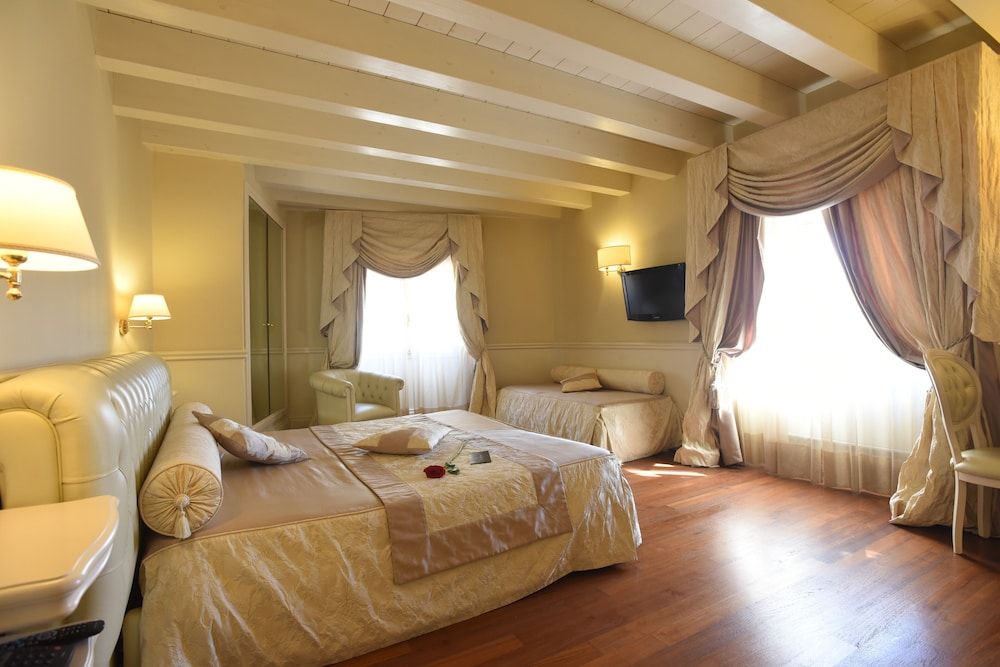 Suite Hotel Santa Chiara Triple Room 3