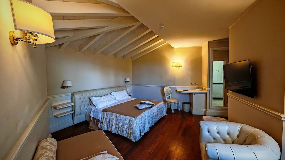 Suite Hotel Santa Chiara Triple Room 4