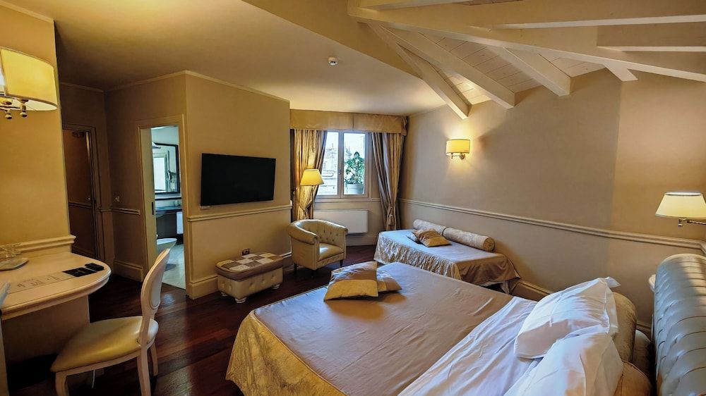 Suite Hotel Santa Chiara Triple Room