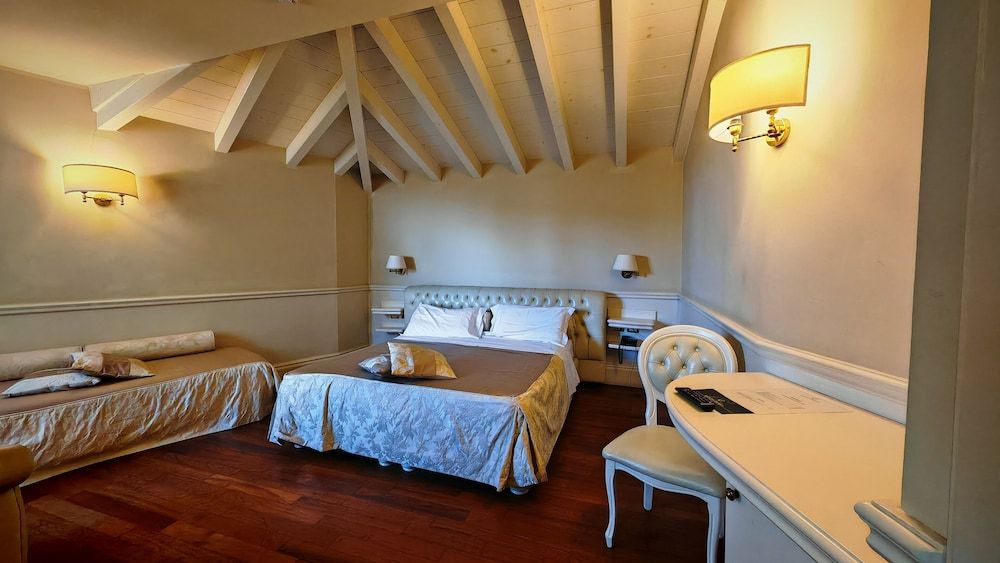 Suite Hotel Santa Chiara Triple Room 2