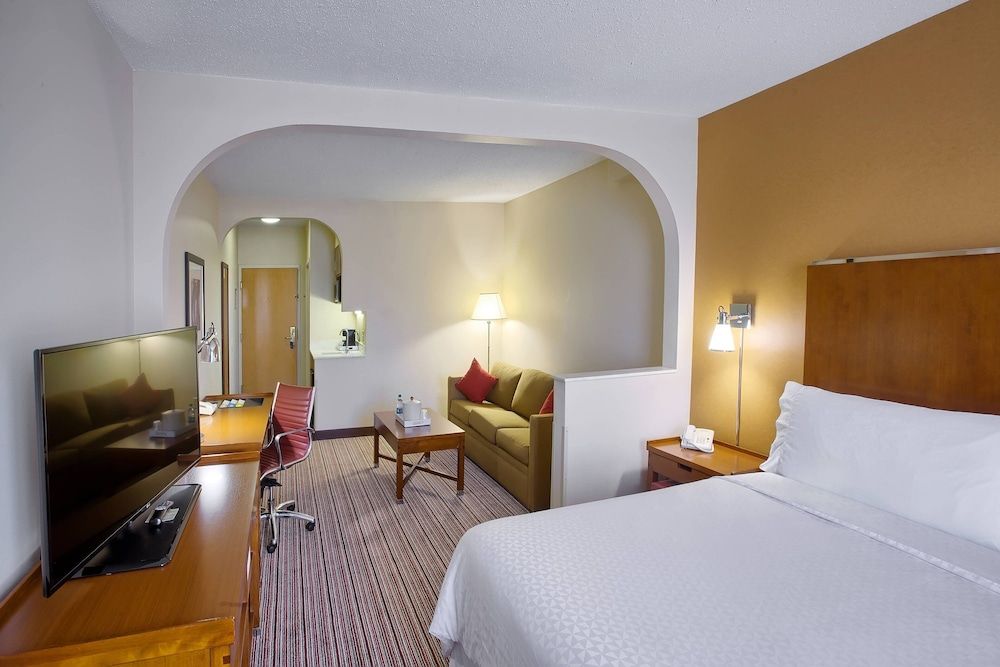 Room, 1 King Bed (Mobility Accessible, Tub)