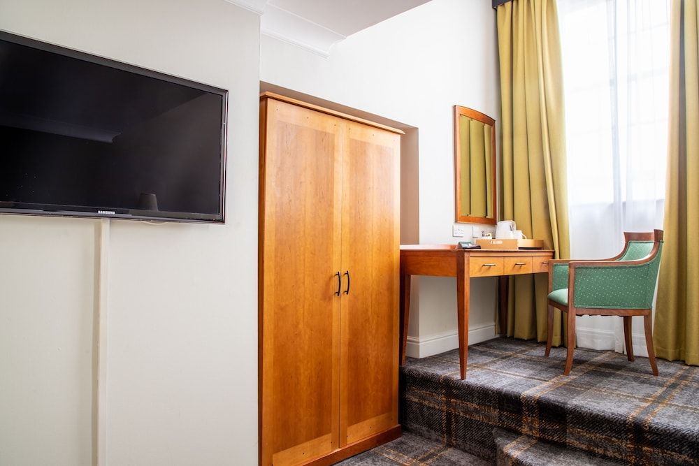 Arnos Manor Hotel Twin Room 6