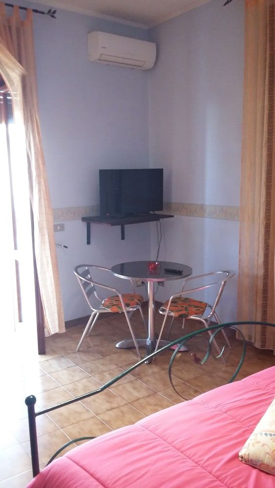 B&B Leopardi Double Room, Shared Bathroom 8