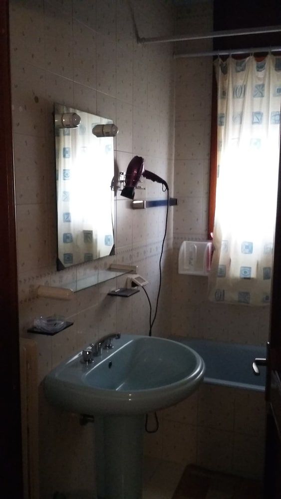 B&B Leopardi Double Room, Shared Bathroom 4