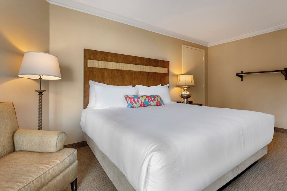 Omni Corpus Christi Hotel Signature Room, 1 King Bed 3