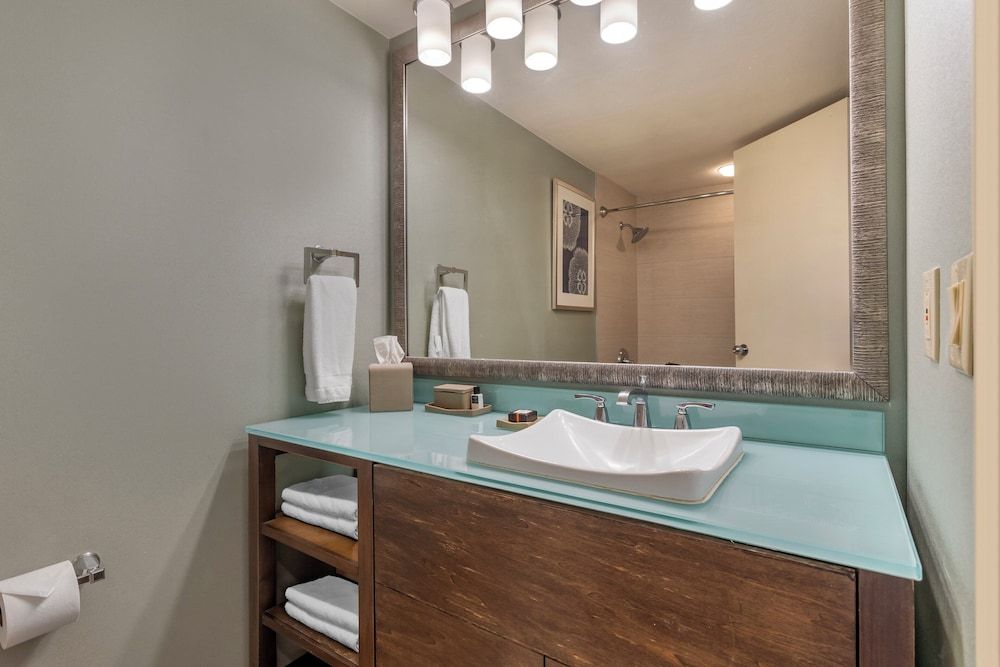 Omni Corpus Christi Hotel Signature Room, 1 King Bed 5