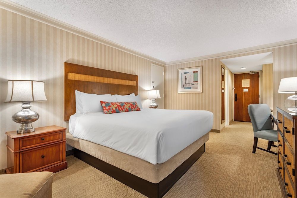 Omni Corpus Christi Hotel Signature Room, 1 King Bed 2