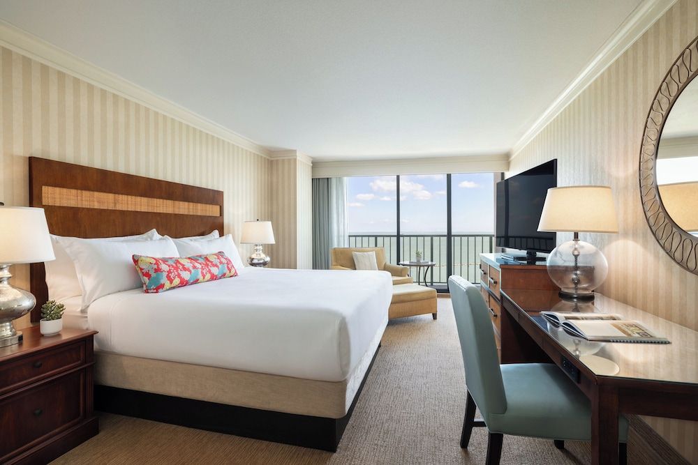 Omni Corpus Christi Hotel Signature Room, 1 King Bed 4