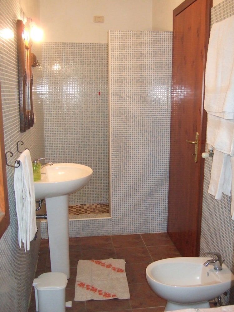 Double Room, 1 Queen Bed, Private Bathroom, Ground Floor