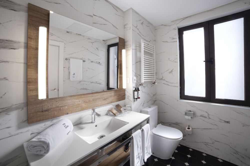 Petit Palace Arana Basic Double Room 8