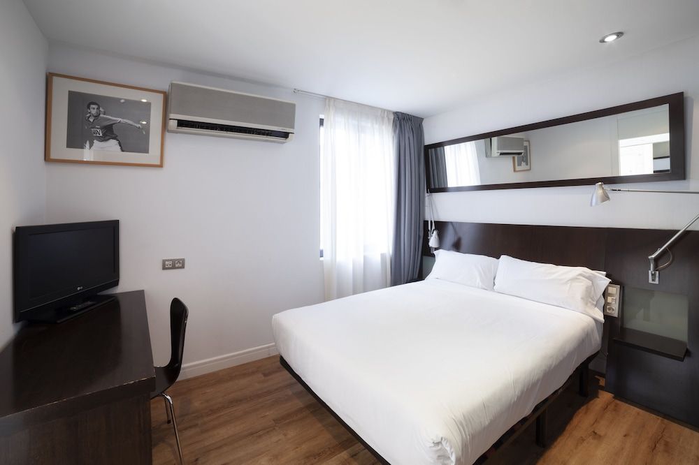 Petit Palace Arana Basic Double Room 2