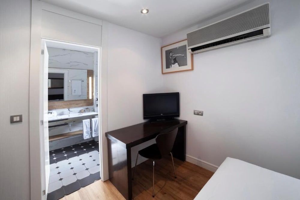 Petit Palace Arana Basic Double Room 6