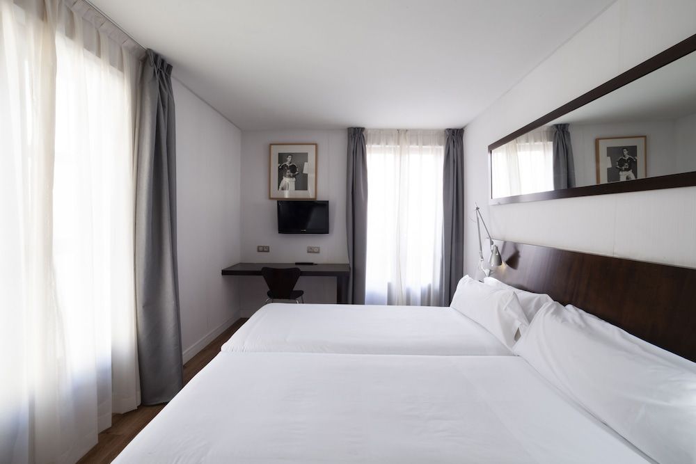 Petit Palace Arana Basic Double Room 4