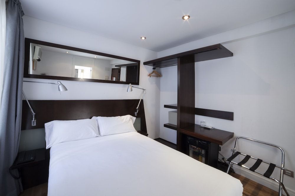 Petit Palace Arana Basic Double Room 3