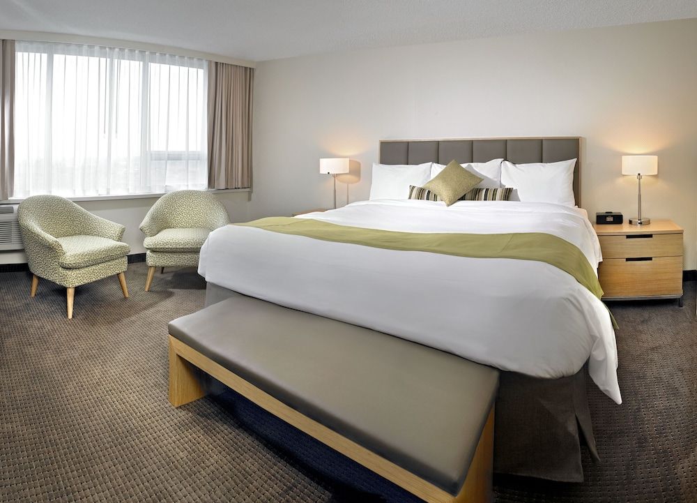 Coast Chilliwack Hotel by APA Room, 1 King Bed, Lake View (Coast King with Pond View) 4