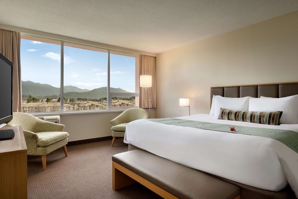 Coast Chilliwack Hotel by APA Room, 1 King Bed, Lake View (Coast King with Pond View) 5