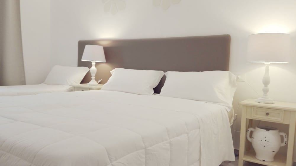 FLOS Guest House Standard Triple Room 3