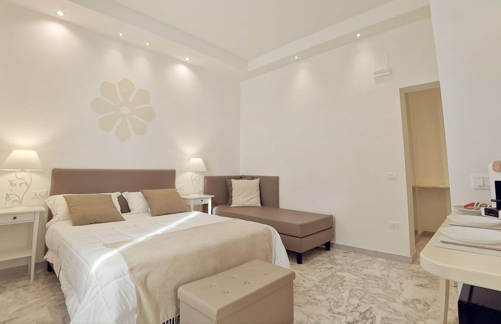 FLOS Guest House Superior Double Room 5
