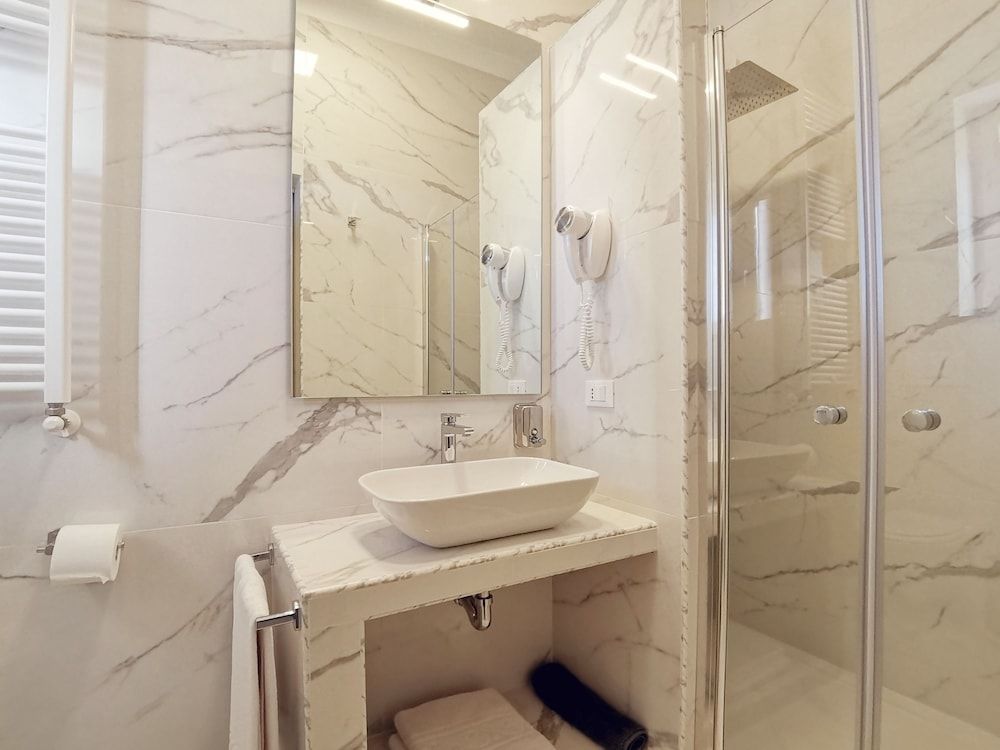 FLOS Guest House Superior Double Room 7