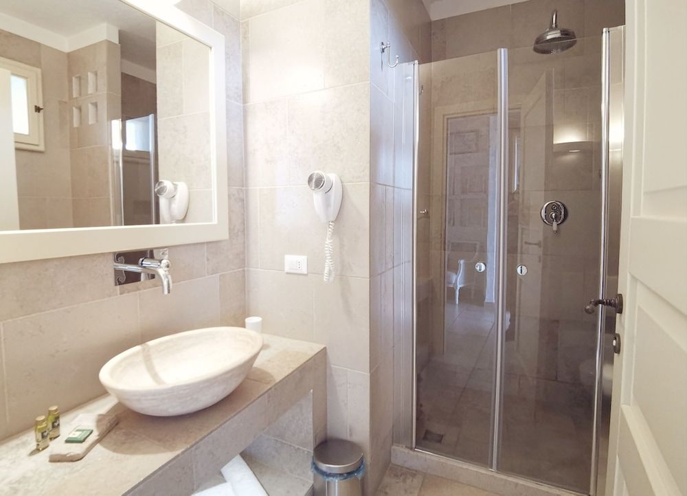 FLOS Guest House Superior Double Room 6