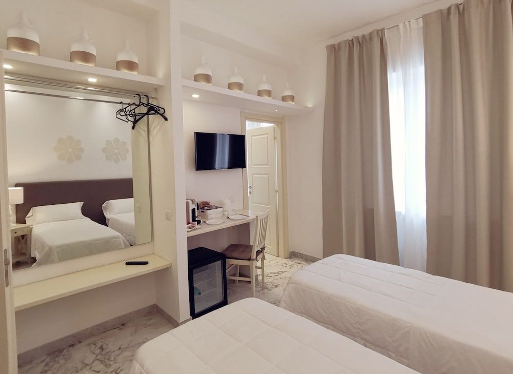 FLOS Guest House Economy Triple Room, Non Smoking 5