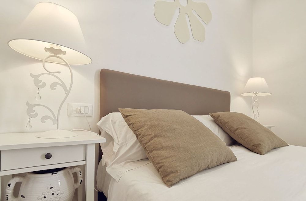 FLOS Guest House Superior Double Room 3