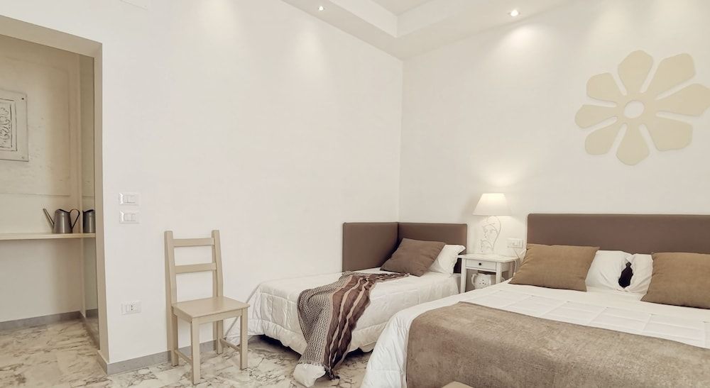 FLOS Guest House Superior Double Room 2