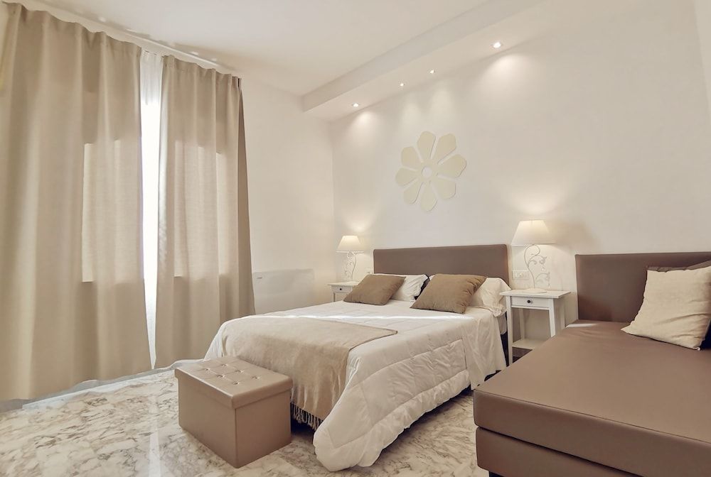 FLOS Guest House Superior Double Room 4