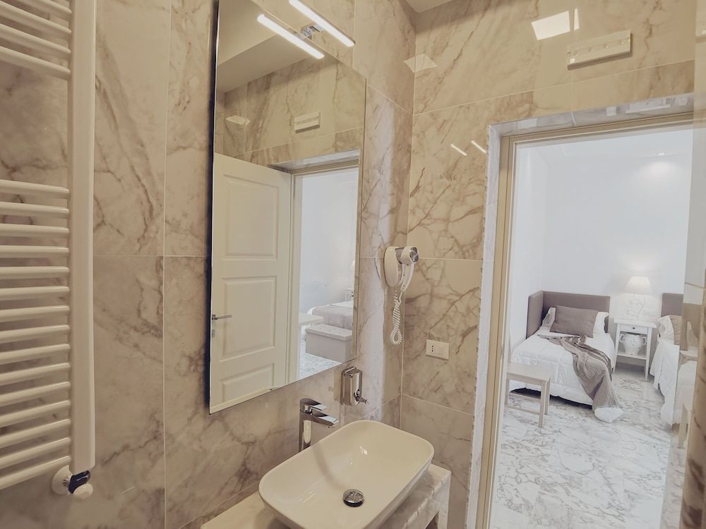 FLOS Guest House Superior Double Room 9