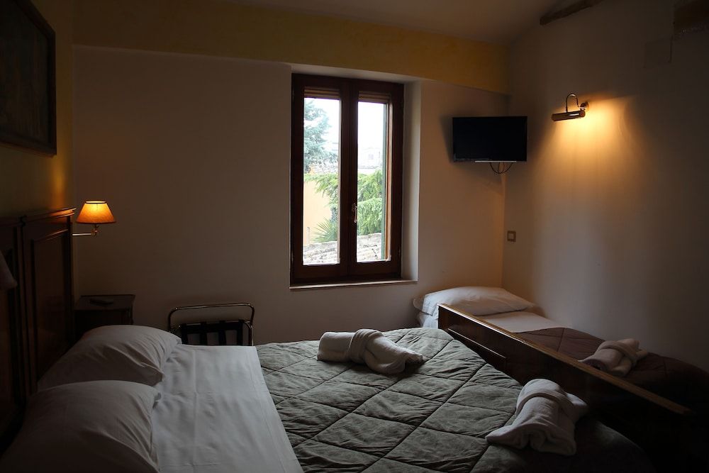 Primavera Mini Hotel Triple Room 2