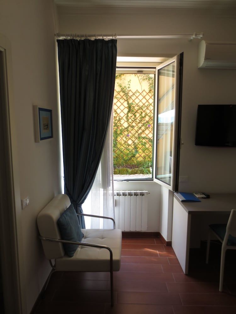 undefined B&B Five Roma 6