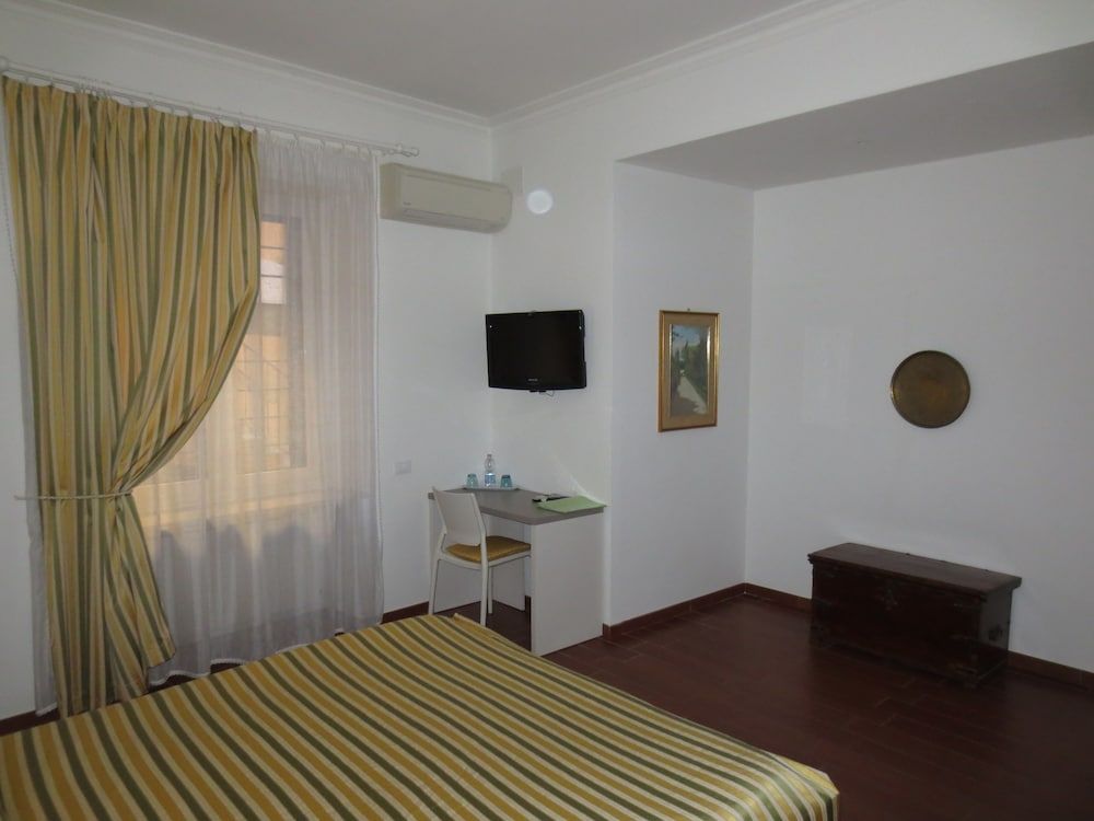 B&B Five Roma Double Room, Garden View 4