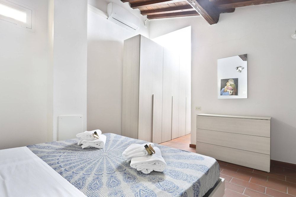 undefined Short-let Florence Apartment Parione 4