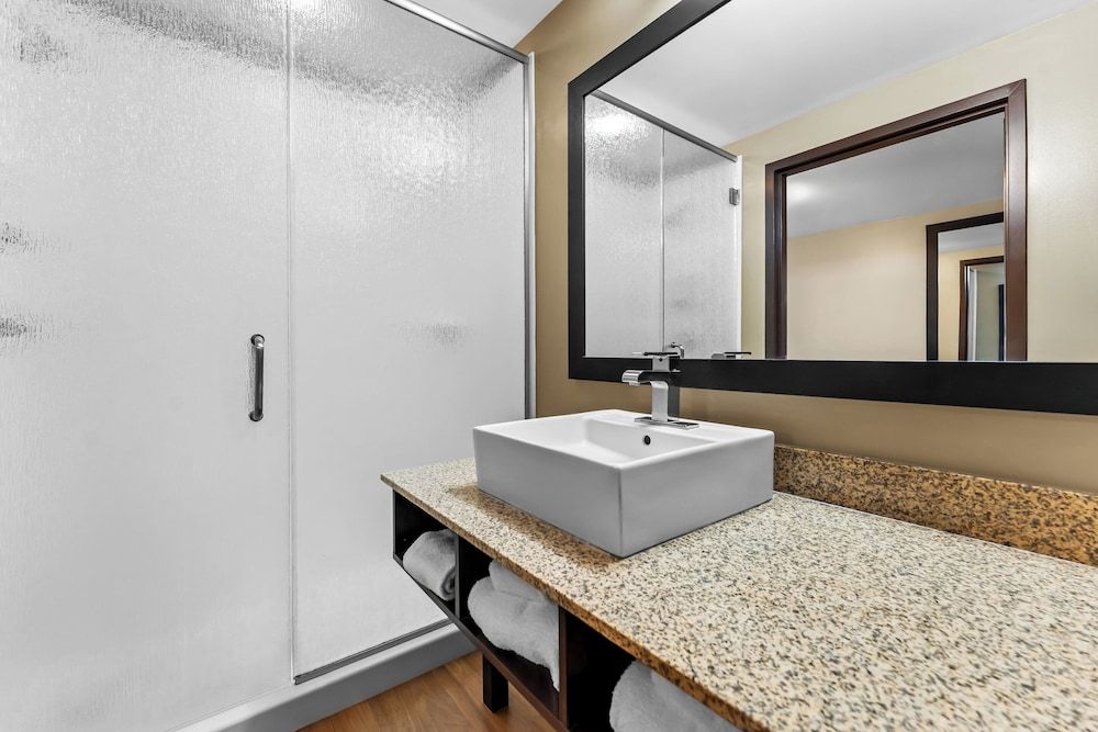 Red Roof Inn PLUS+ & Suites Malone Deluxe Room, 2 Queen Beds (Larger Room, Smoke Free) 7