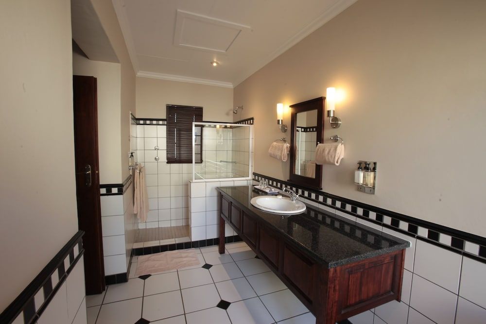 Perry's Bridge Hollow Boutique Hotel Family Room 11