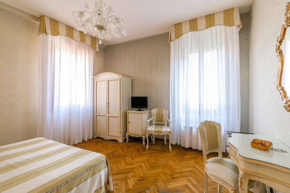 Palazzo Guardi Quadruple Room 9