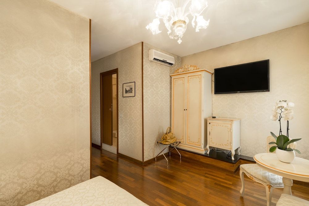 Palazzo Guardi Double or Twin Room 6