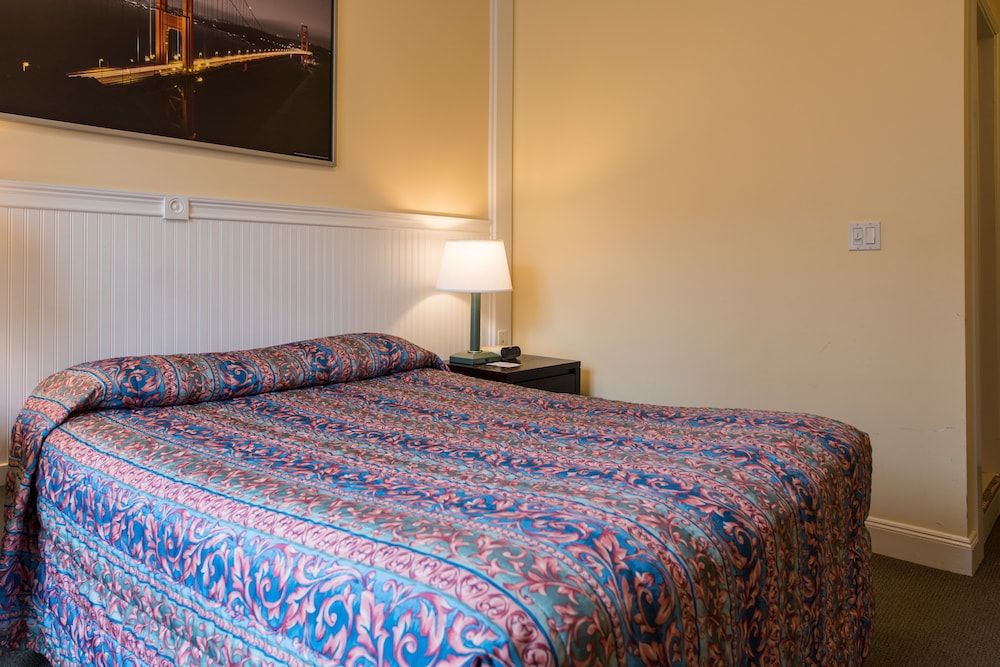 Grant Hotel Room, 1 Queen Bed 3