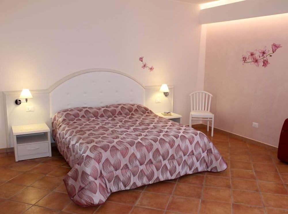 Deluxe Quadruple Room, 1 Queen Bed with Sofa bed, Partial Sea View