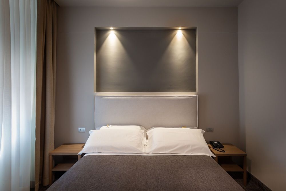 HNN Luxury Suites Deluxe Room 5