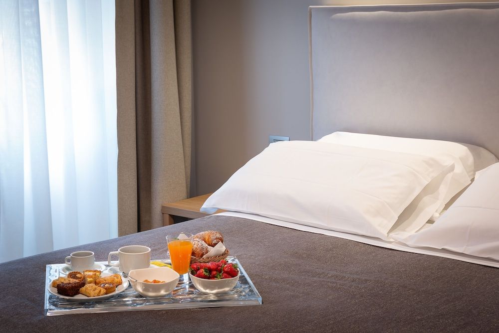 HNN Luxury Suites Deluxe Room 4