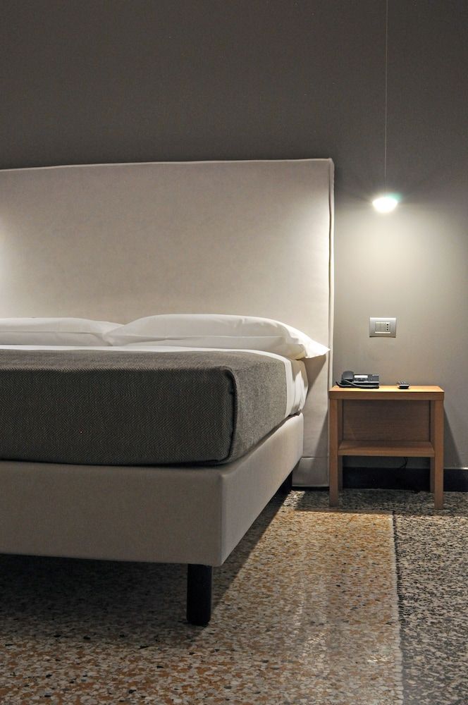 HNN Luxury Suites Deluxe Room 2