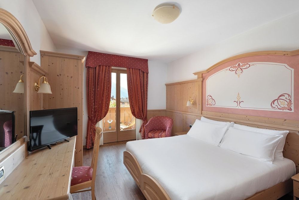 Beverly Alps Hotel & Spa Superior Triple Room 3