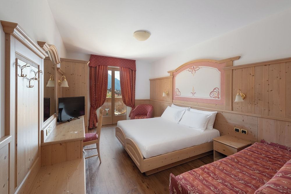 Beverly Alps Hotel & Spa Superior Triple Room 4