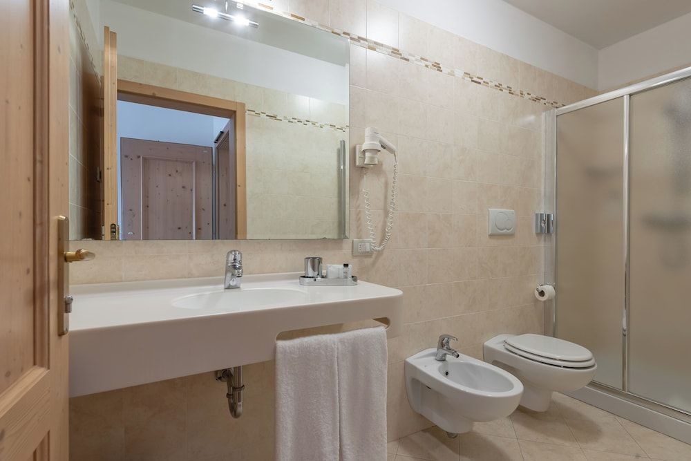 Beverly Alps Hotel & Spa Superior Triple Room 5